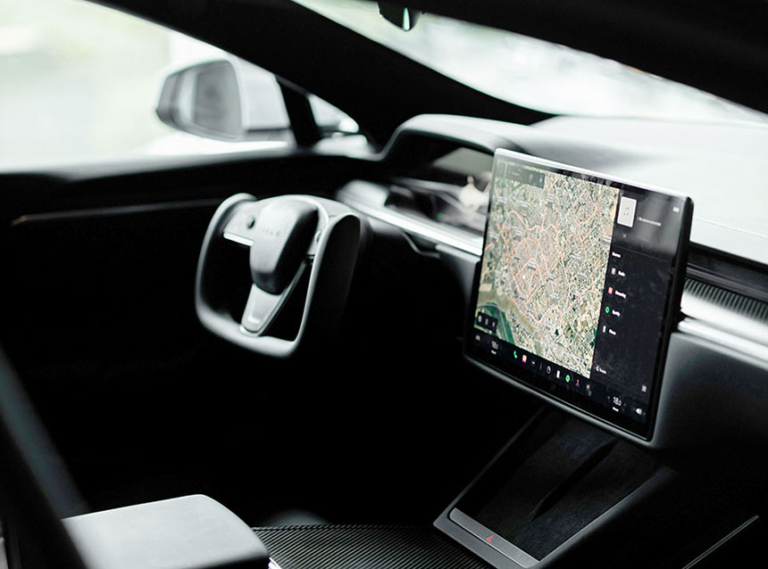 Tesla automašīnas salons, skats uz stūri un displeju ar navigācijas sistēmu